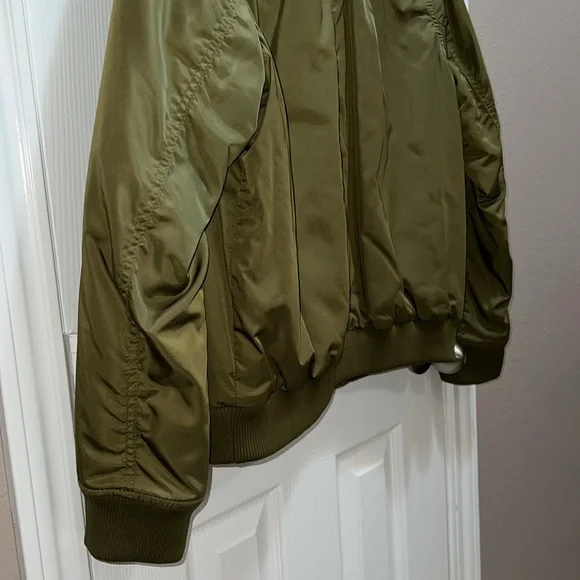 Old Navy Olive Green Bomber Jacket w/pockets, Size Large - Picture 8 of 13